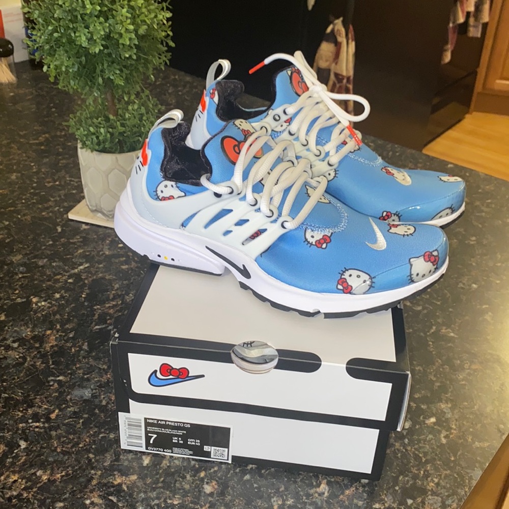 Nike Hello Kitty Pestos Size 7y= 8/8.5 Womens BNIB